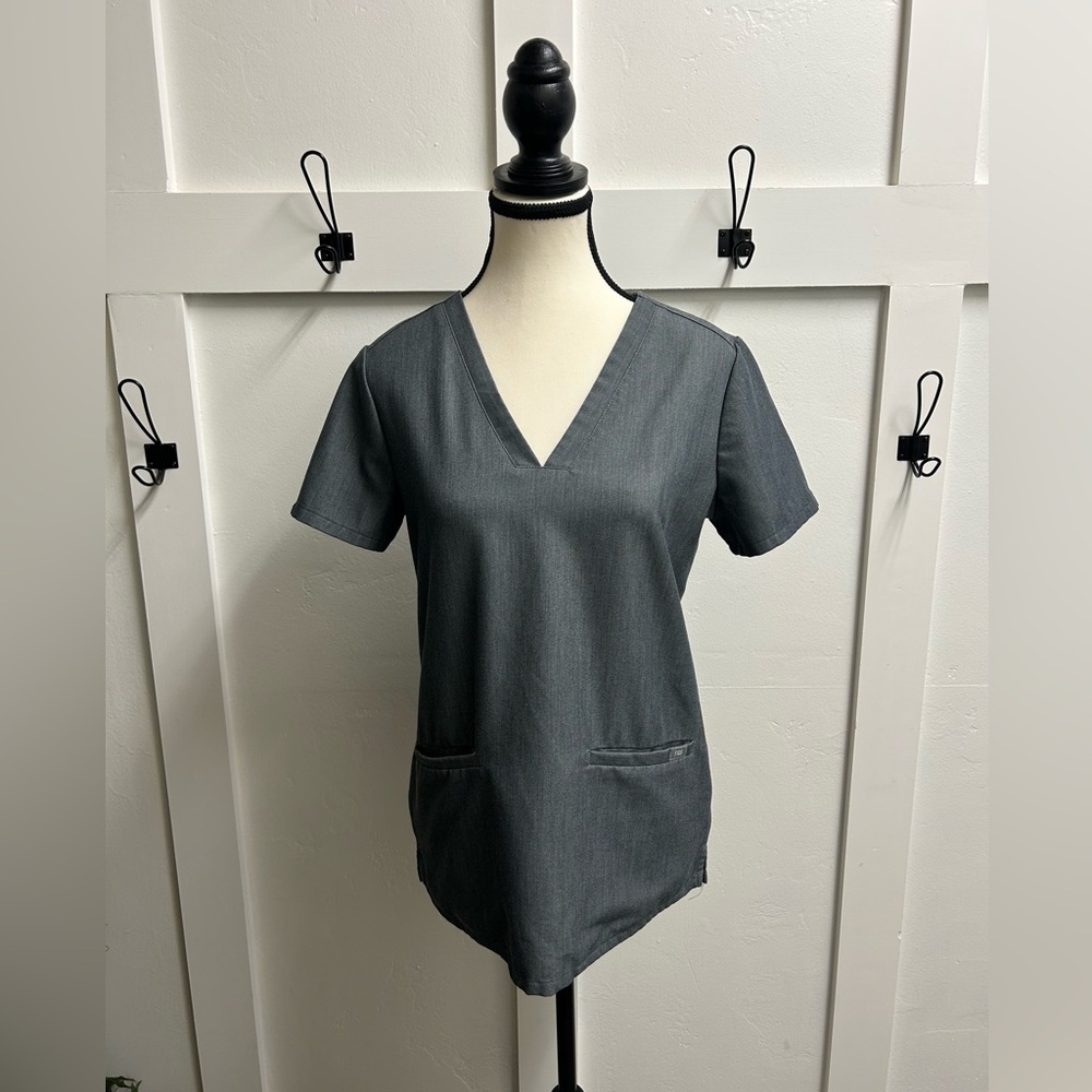 FIGS Women’s Technical Collection Scrub Top FW1100 Gray XS Medical Uniform